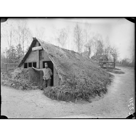 Près de la ferme du Goulot (environs de Jonchery-sur-Marne, Marne). Extérieur de cagna. [légende d’origine]