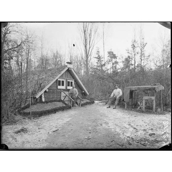 Près de la ferme du Goulot (environs de Jonchery-sur-Marne, Marne). Extérieur de cagna. [légende d’origine]