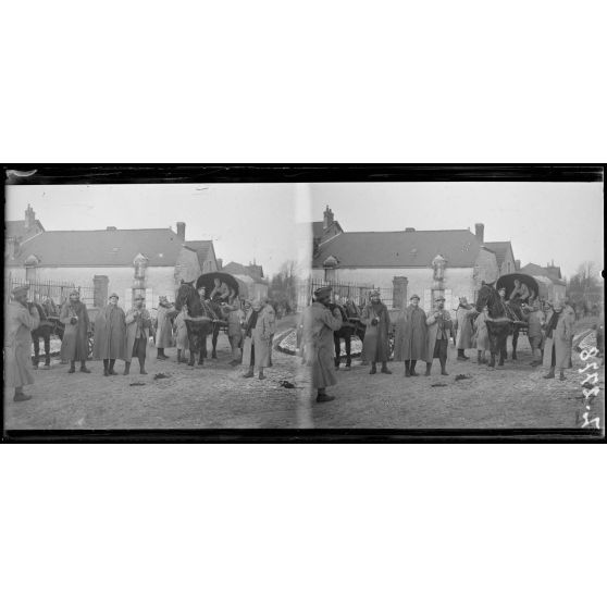 Breuil-sur-Vesle, près Jonchery-sur-Vesle (Marne). Distribution de thé. [légende d’origine]