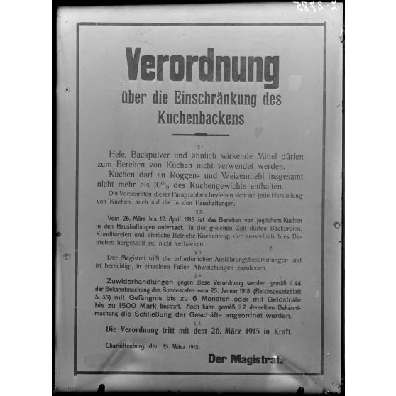 Paris, 6 avenue Malakoff. Musée franco-américain. Affiche allemande. "Verordnung". [légende d'origine]