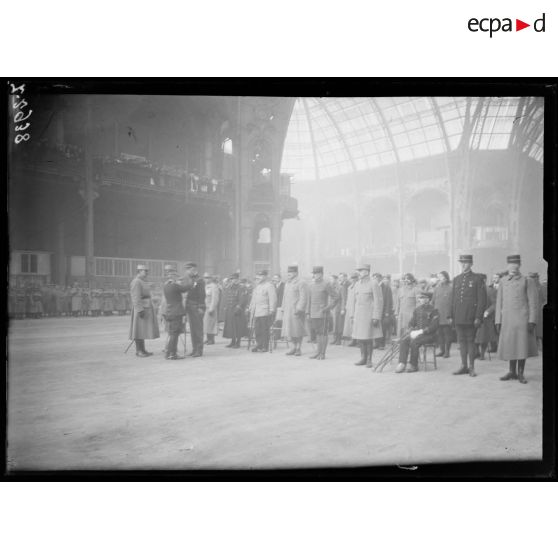 Paris. Au Grand Palais. Remise de décorations par le général Cousin 15 février 1917. [légende d’origine]