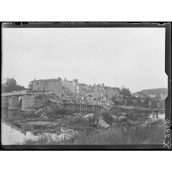 [Vue d'un village et d'un pont détruit].