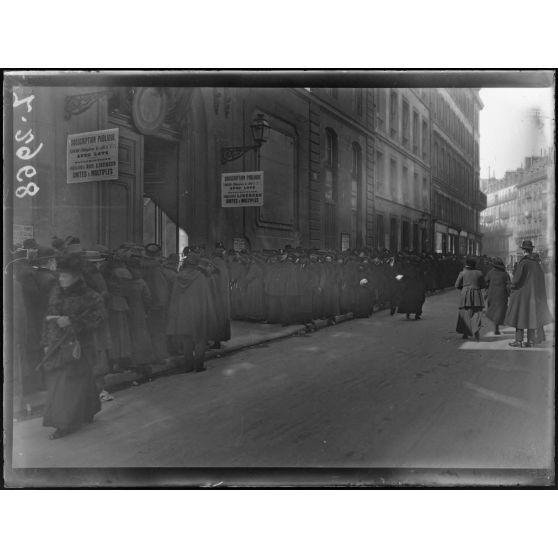 Paris. Devant le Crédit Foncier. La foule des souscripteurs. [légende d’origine]