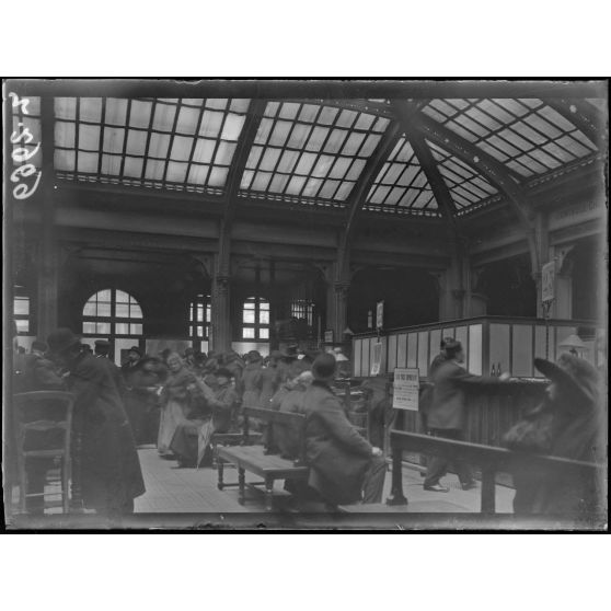 Paris. Devant le Crédit Foncier. Les souscripteurs. [légende d’origine]