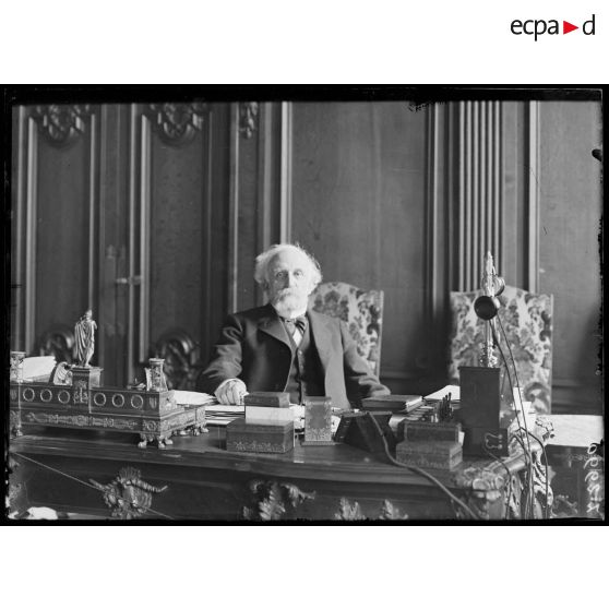 Paris. Cabinet de Monsieur Ribot, président du Conseil. Monsieur Ribot dans son cabinet. [légende d'origine]