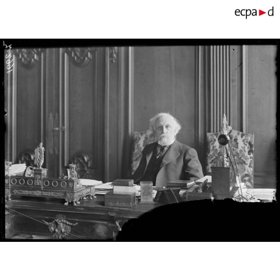 Paris. Cabinet de Monsieur Ribot, président du Conseil. Monsieur Ribot dans son cabinet. [légende d'origine]