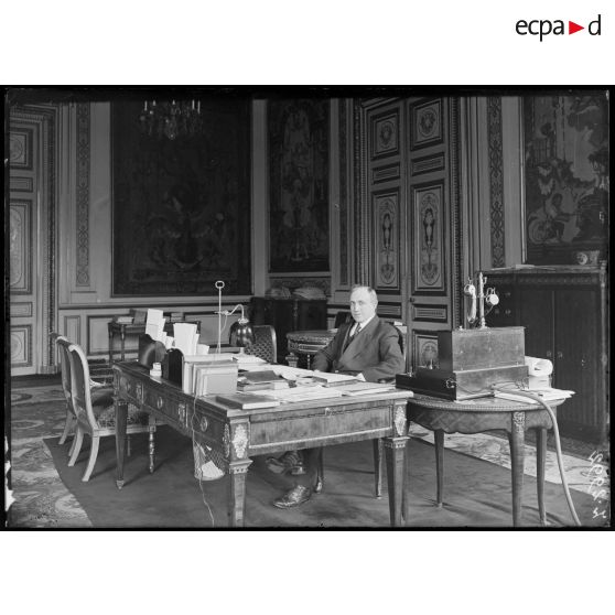 Paris. Cabinet de Monsieur Ribot, président du Conseil. Le docteur Ribot. [légende d'origine]