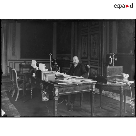 Paris. Cabinet de Monsieur Ribot, président du Conseil. Monsieur Arnamie. [légende d'origine]