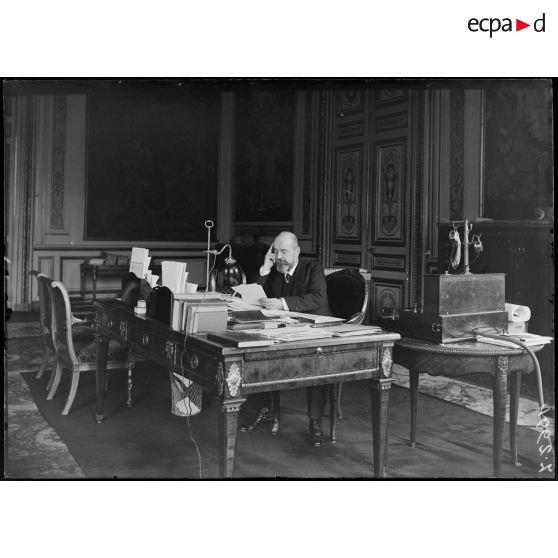 Paris. Cabinet de Monsieur Ribot, président du Conseil. Monsieur Arnamie. [légende d'origine]