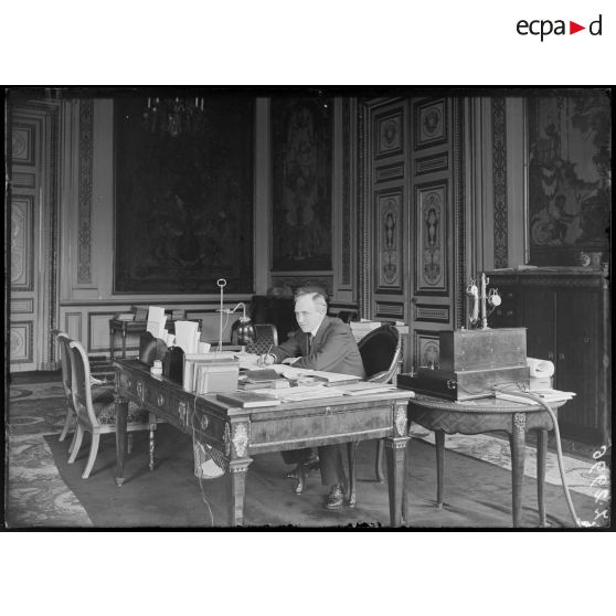 Paris. Cabinet de Monsieur Ribot, président du Conseil. Le docteur Ribot. [légende d'origine]