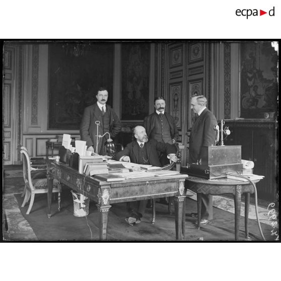 Paris. Cabinet de Monsieur Ribot, président du Conseil. [légende d'origine]