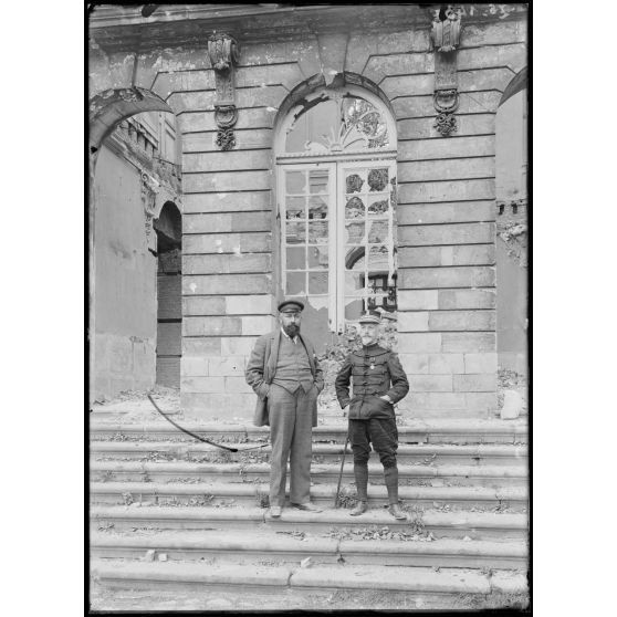 Arras, devant le musée. M. le préfet d'Arras et M. Dalimier. [légende d'origine]