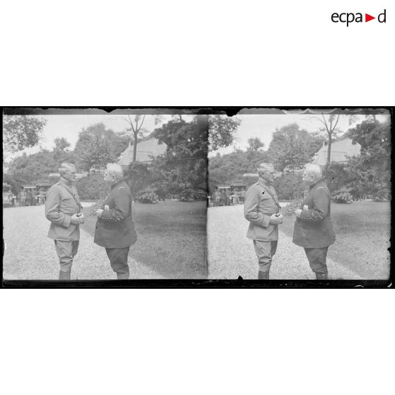 Paris. Aux Invalides, jardin du Gouverneur. Le maréchal Joffre et le général Pershing. [légende d’origine]