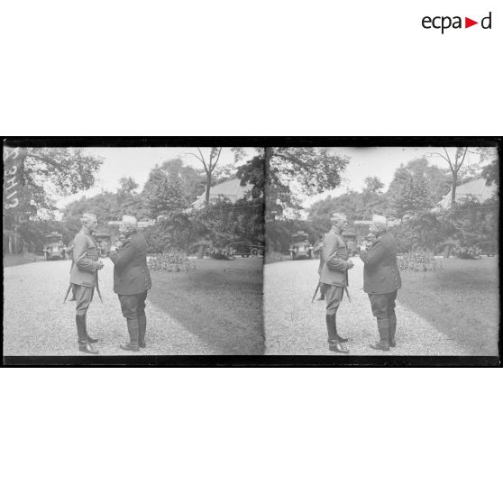 Paris. Aux Invalides, jardin du Gouverneur. Le maréchal Joffre et le général Pershing. [légende d’origine]