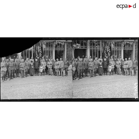 Paris. Aux Invalides, jardin du Gouverneur. Le maréchal Joffre, Mme Joffre, le général Pershing et le général Dubail. [légende d'origine]