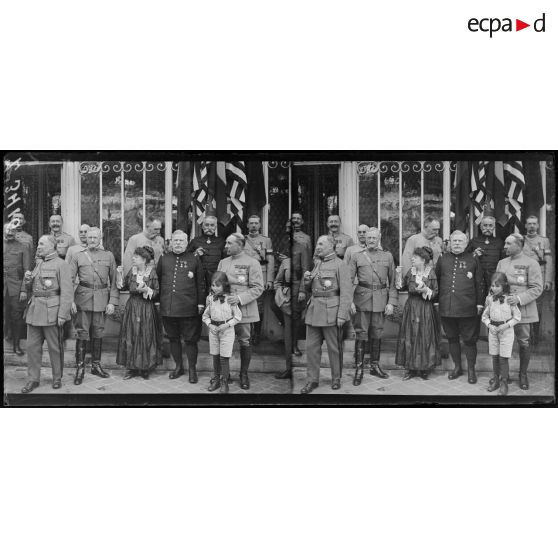 Paris. Aux Invalides, jardin du Gouverneur. Le maréchal Joffre, Mme Joffre, le général Pershing et le général Dubail. [légende d'origine]