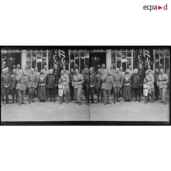 Paris. Aux Invalides, jardin du Gouverneur. Le maréchal Joffre, Mme Joffre, le général Pershing et le général Dubail. [légende d'origine]