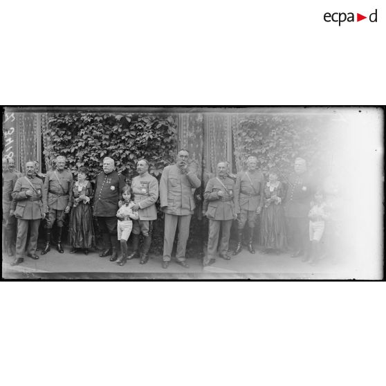 Paris. Aux Invalides, jardin du Gouverneur. Le maréchal Joffre, Mme Joffre, le général Pershing et le général Dubail. [légende d'origine]