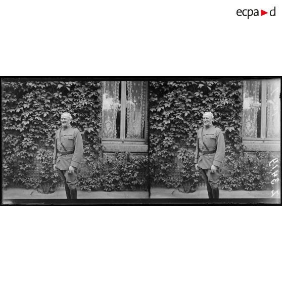 Paris. Aux Invalides, jardin du Gouverneur. Le général Pershing. [légende d’origine]