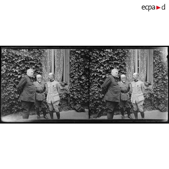 Paris. Aux Invalides, jardin du Gouverneur. Le maréchal Joffre. [légende d’origine]