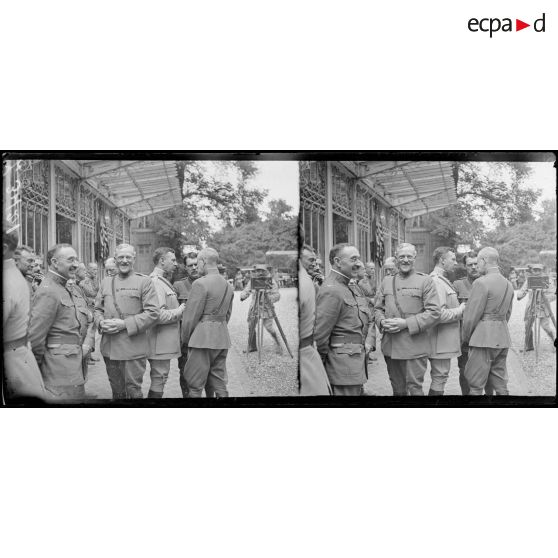 Paris. Aux Invalides, jardin du Gouverneur. Le général Pershing et groupe d’officiers. [légende d’origine]
