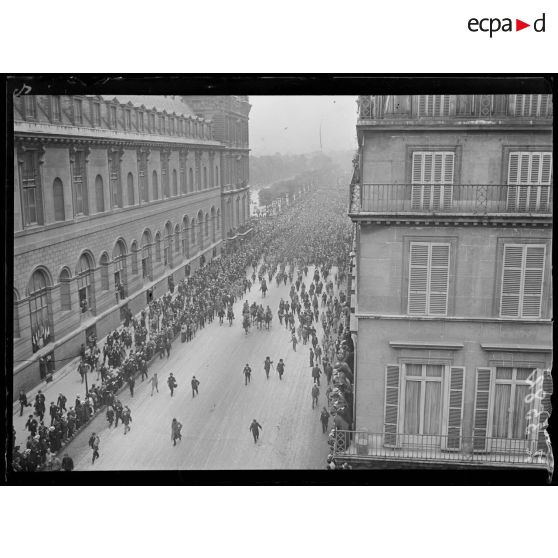 Paris. Rue de rivoli. Défilé du bataillon américain. [légende d'origine]
