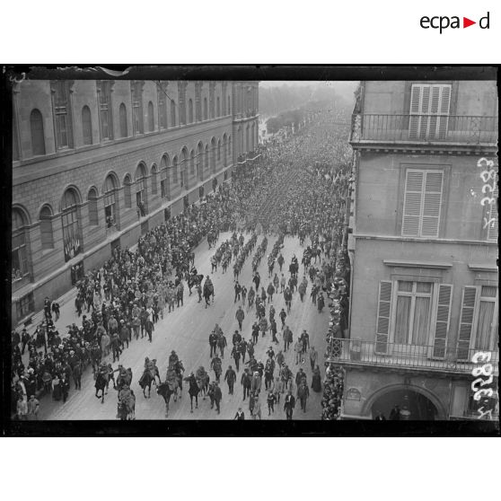 Paris. Rue de rivoli. Défilé du bataillon américain. [légende d'origine]
