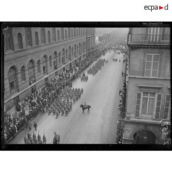 Paris. Rue de rivoli. Défilé du bataillon américain et du bataillon français. [légende d'origine]