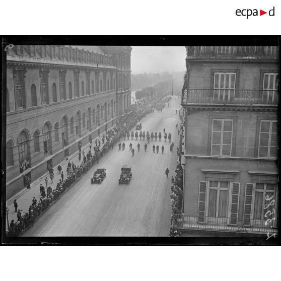 Paris. Rue de rivoli. Défilé du bataillon américain, la tête du cortège. [légende d'origine]