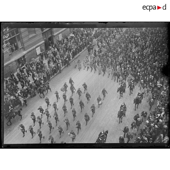 Paris. Rue de rivoli. Défilé du bataillon américain, la musique américaine. [légende d'origine]