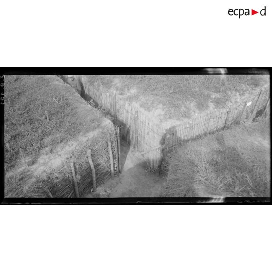 CRP. Boyaux de communication, ferme Champagne. [légende d'origine]