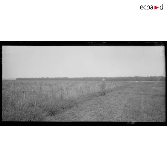CRP. Réseau de fil de fer défendant la ferme Champagne. [légende d'origine]