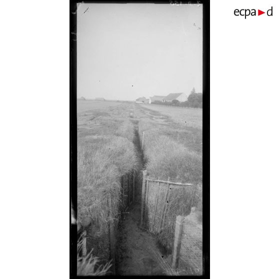 CRP. Boyaux de communication ferme Champagne. [légende d'origine]