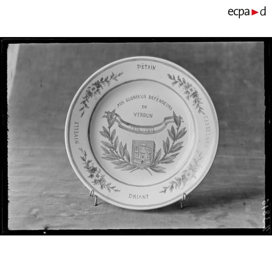 [Paris. Musée Leblanc. Assiette : Aux glorieux défenseurs de Verdun].