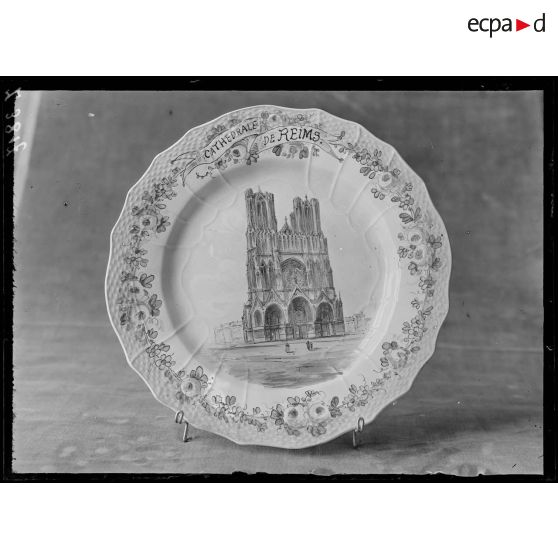 Paris. Musée Leblanc. Assiette. La cathédrale de Reims. [légende d'origine]