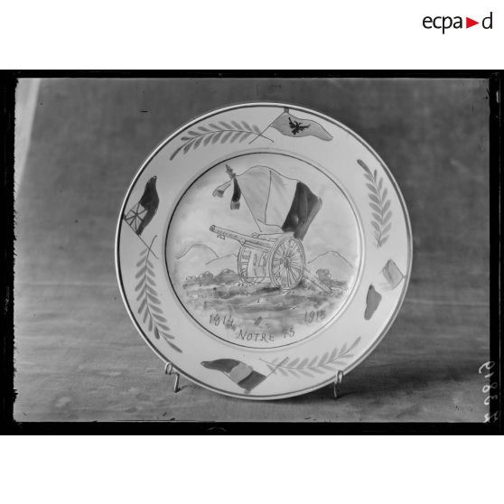 Paris. Musée Leblanc. Assiette. Notre 75. [légende d'origine]