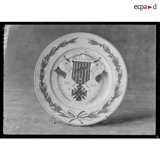 Paris. Musée Leblanc. Assiette. Croix de guerre. [légende d'origine]