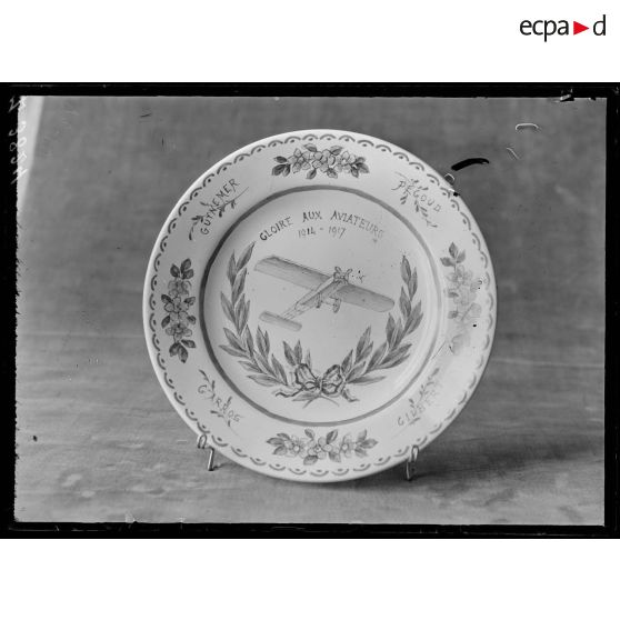 Paris. Musée Leblanc. Assiette. Gloire aux aviateurs. [légende d'origine]