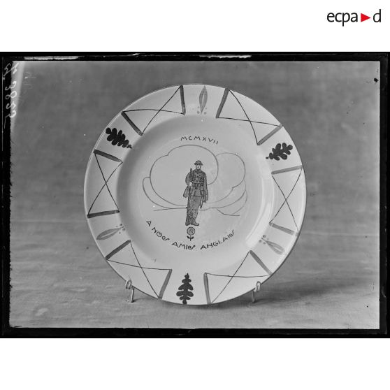 Paris. Musée Leblanc. Assiette. A nos amis anglais. [légende d'origine]