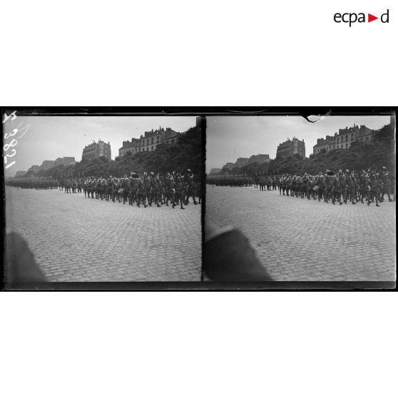 Paris. Cours de Vincennes. Revue du 14 juillet 1917. Le défilé, une musique. [légende d'origine]