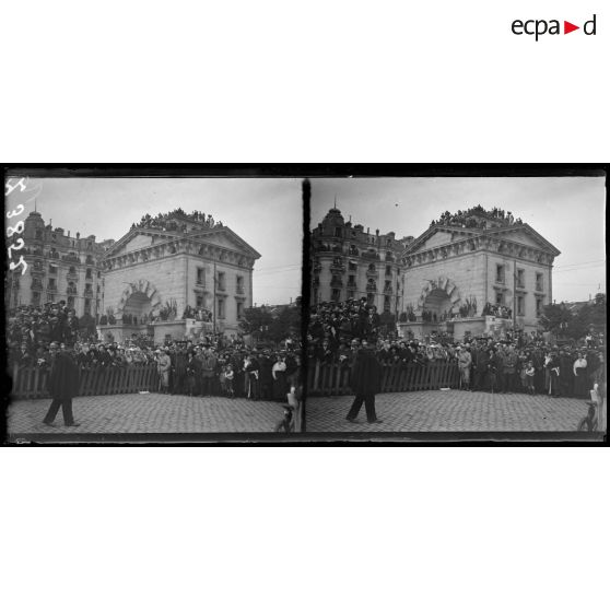 Paris. Cours de Vincennes. Revue du 14 juillet 1917. La foule à la barrière du Trône. [légende d'origine]