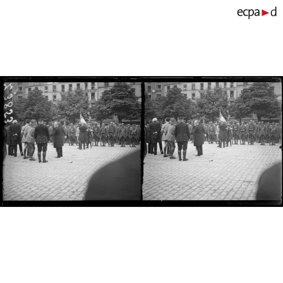 Paris. Cours de Vincennes. Revue du 14 juillet 1917. Le président remet la fourragère au drapeau de la Légion. [légende d'origine]