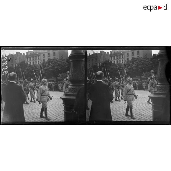 Paris. Cours de Vincennes. Revue du 14 juillet 1917. Le défilé, le drapeau du 152e d'infanterie. [légende d'origine]