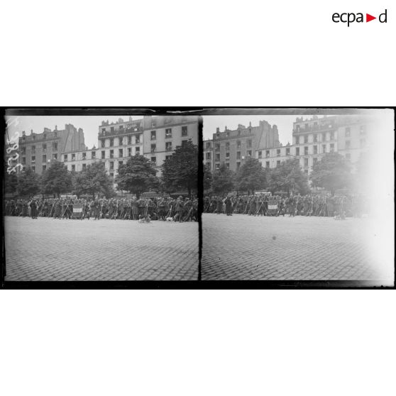 Paris. Cours de Vincennes. Revue du 14 juillet 1917. Halte d'un régiment après le défilé. [légende d'origine]