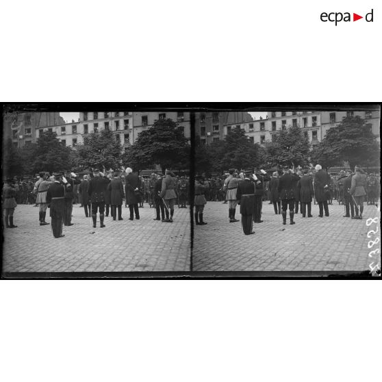Paris. Cours de Vincennes. Revue du 14 juillet 1917. Remise de la fourragère au drapeau de la légion. Mrs Ribot, Painlevé, maréchal Joffre, l'amiral Lacaze, le général Foch saluent. [légende d'origine]