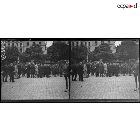 Paris. Cours de Vincennes. Revue du 14 juillet 1917. Remise de la fourragère aux drapeaux de la Légion et du 152e d'infanterie. [légende d'origine]