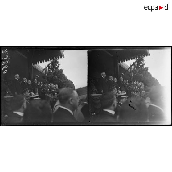 Paris. Cours de Vincennes. Revue du 14 juillet 1917. La tribune officielle, le président, M. Ribot, M. Painlevé etc... [légende d'origine]