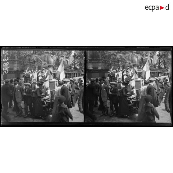 Paris. Revue du 14 juillet 1917. Les curieux sur le passage des troupes. [légende d'origine]