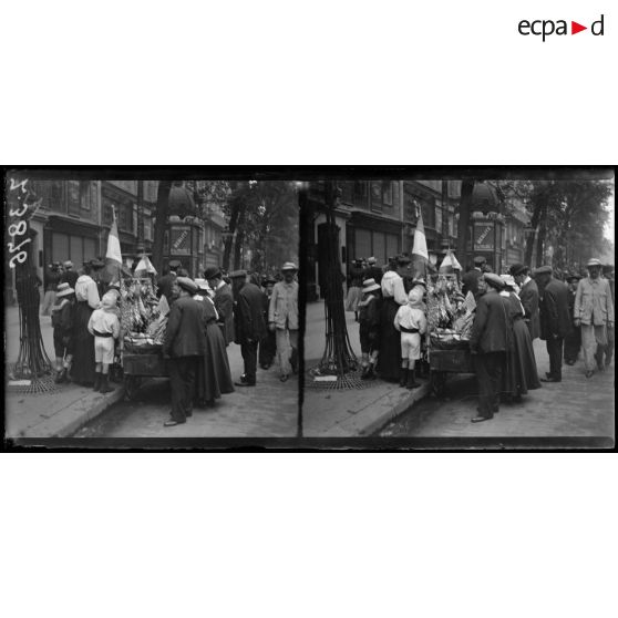 Paris. Revue du 14 juillet 1917. La vente de petits drapeaux et des musiques. [légende d'origine]