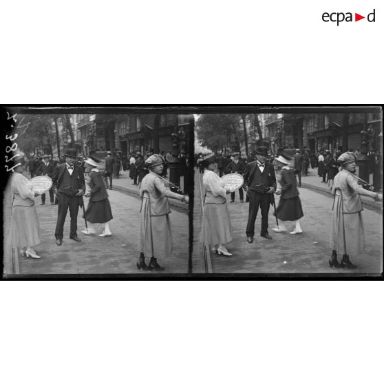 Paris. Revue du 14 juillet 1917. Les quêteuses de la Journée de Paris. [légende d'origine]